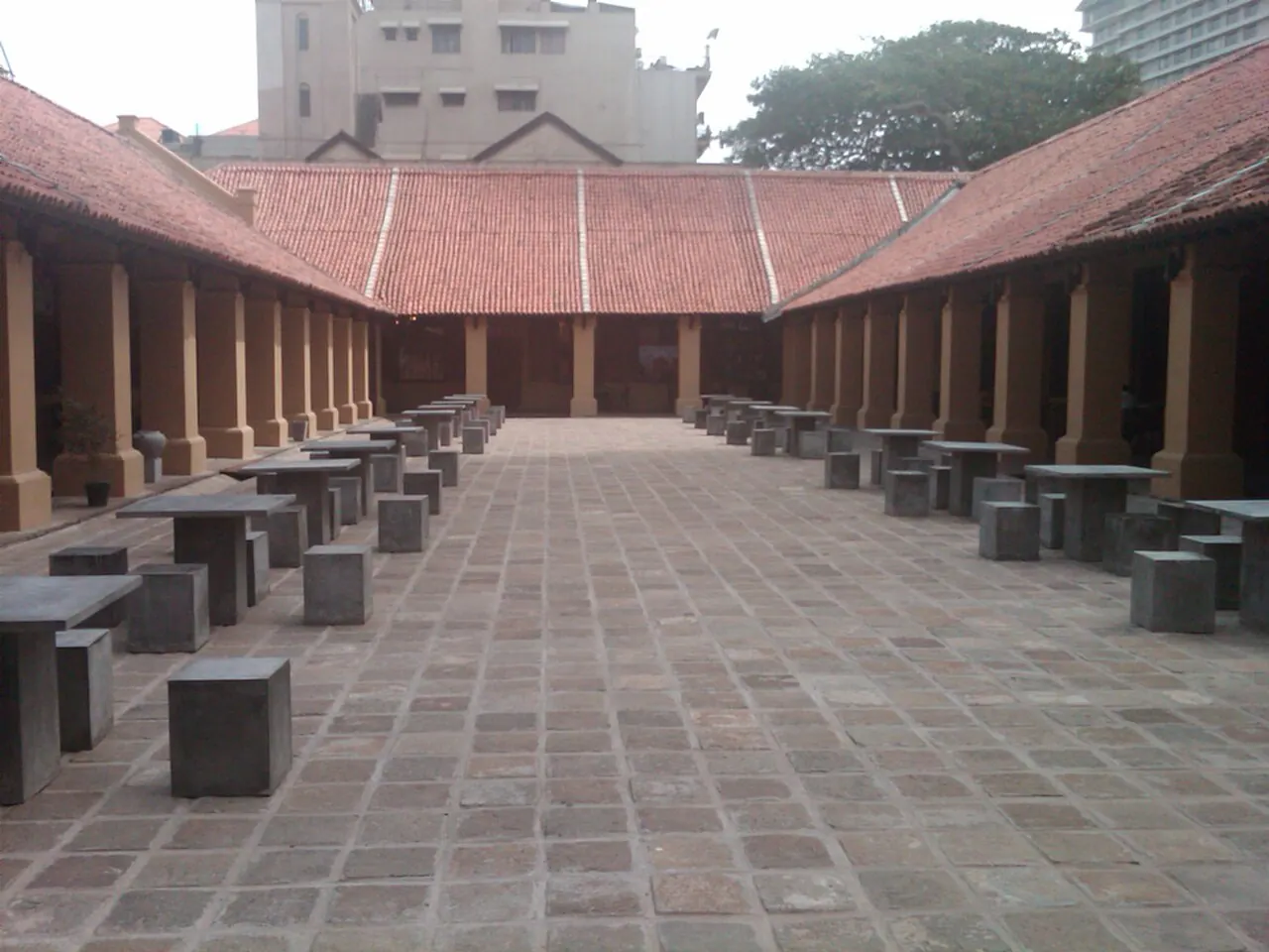 Tische im von Säulen gesäumten Innenhof des Old Dutch Hospital in Colombo