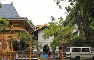 Eingangsgebäude und baumbestandener Innenhof des Gangaramaya-Tempels