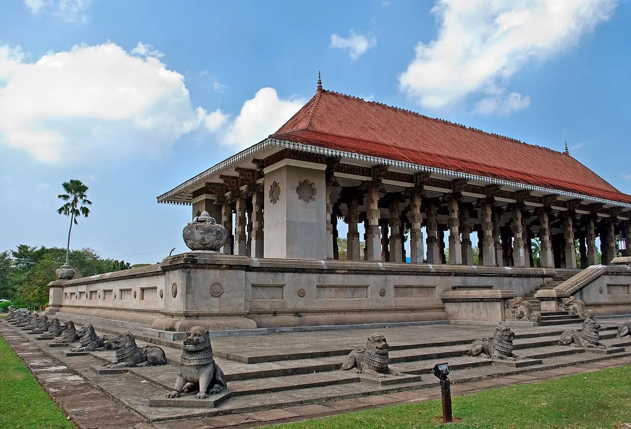 Der Säulenpavillon und die Steinstufen der Independence Memorial Hall