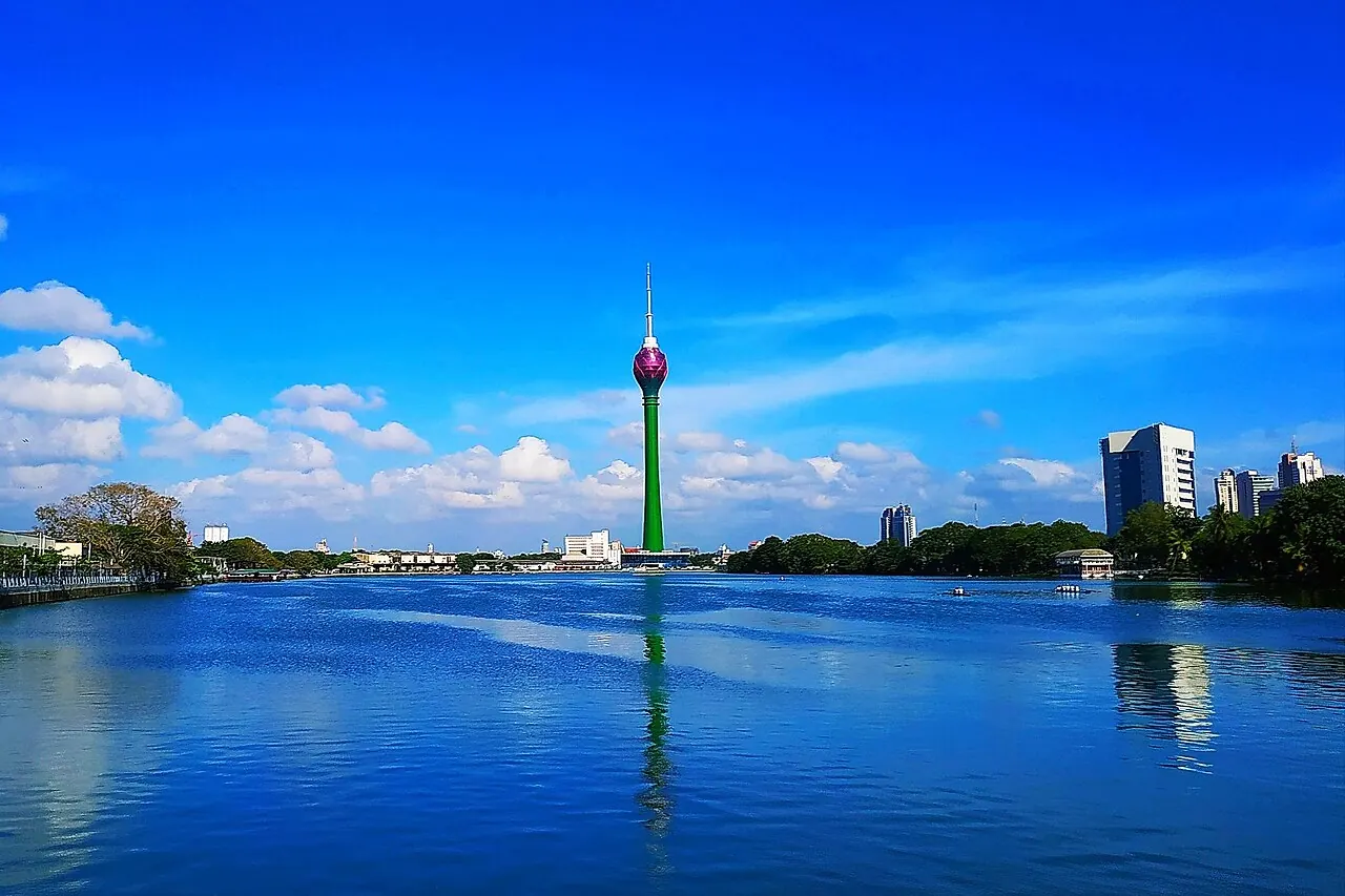 Der Lotus Tower in Colombo am Ufer des Beira-Sees