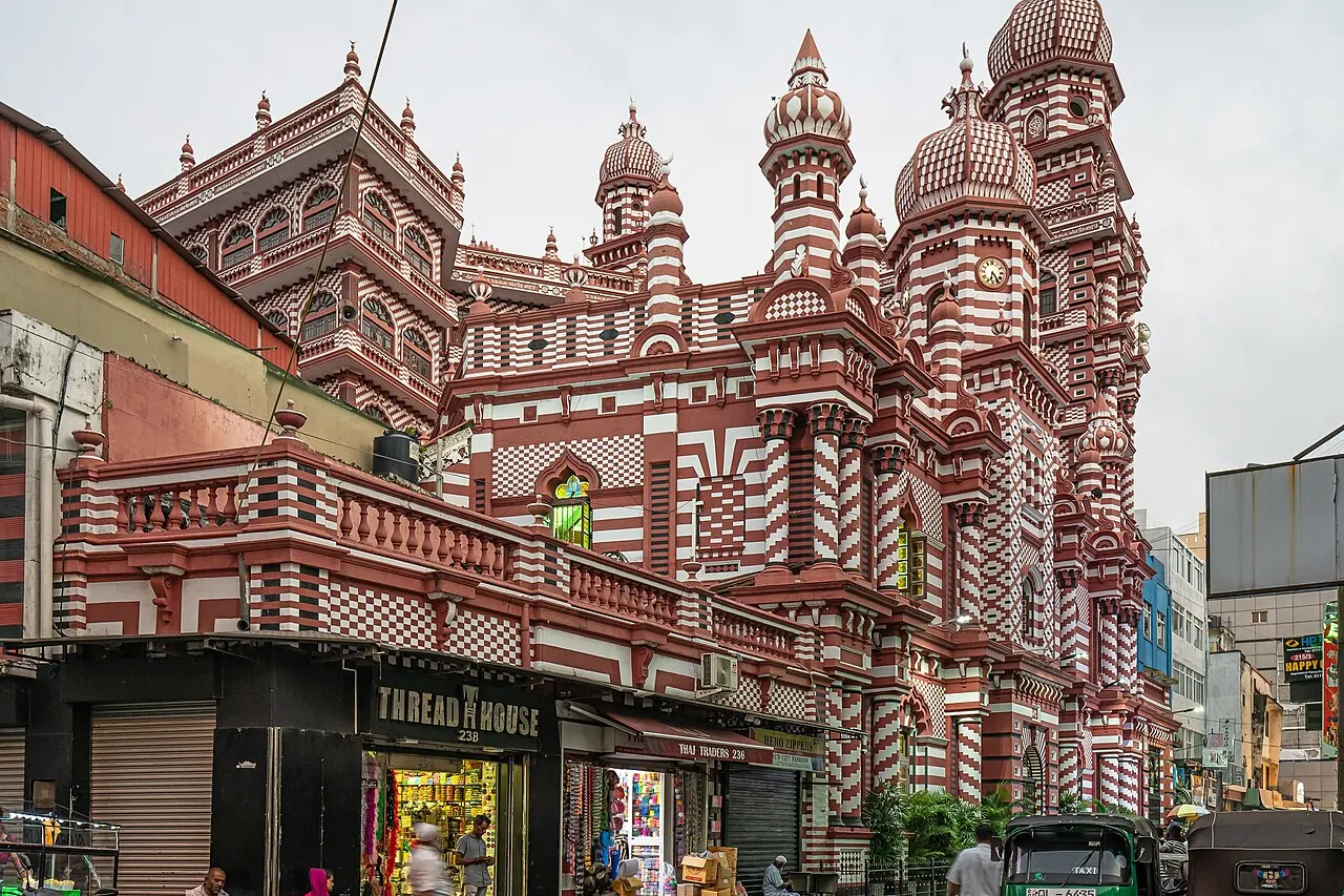 Die rot-weiß gemusterte Fassade der Jami-Ul-Alfar-Moschee in Pettah