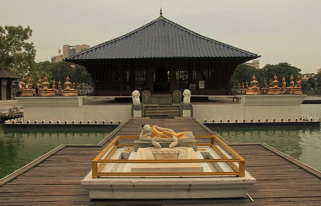 Buddhastatuen und der über einen Steg erreichbare Hauptpavillon von Seema Malaka