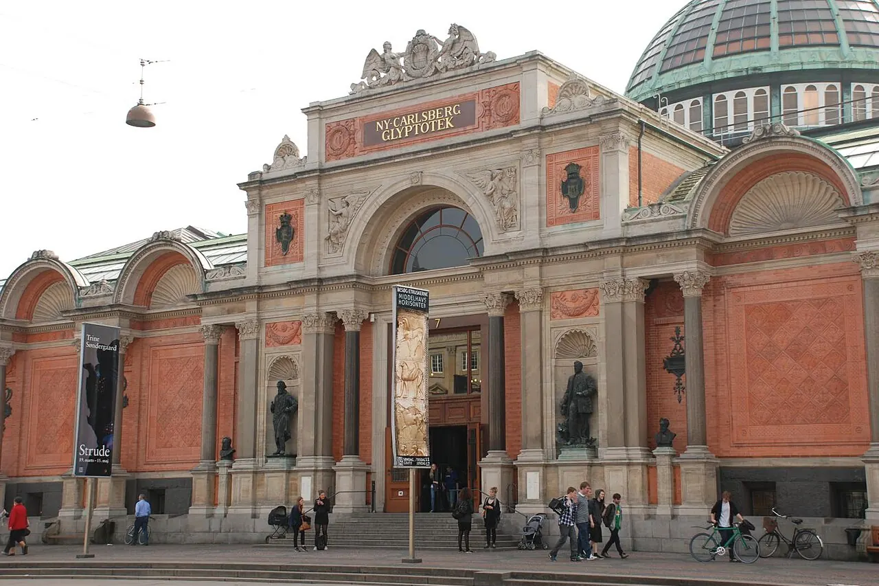 The main entrance and ornate facade of Ny Carlsberg Glyptotek