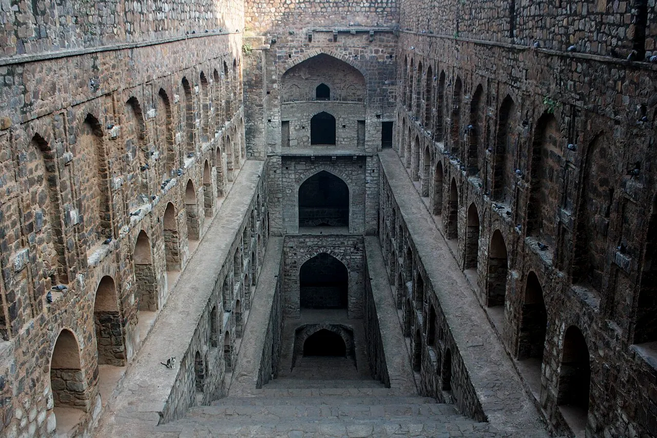 The descending stone staircase and stacked arched galleries of Agrasen ki Baoli in Delhi