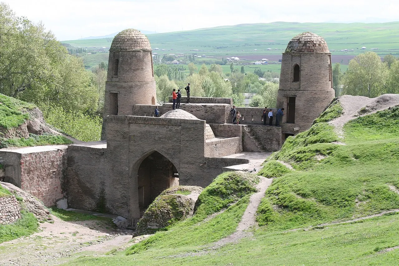 Die Tortürme und Mauern der Festung Hissar in Tadschikistan