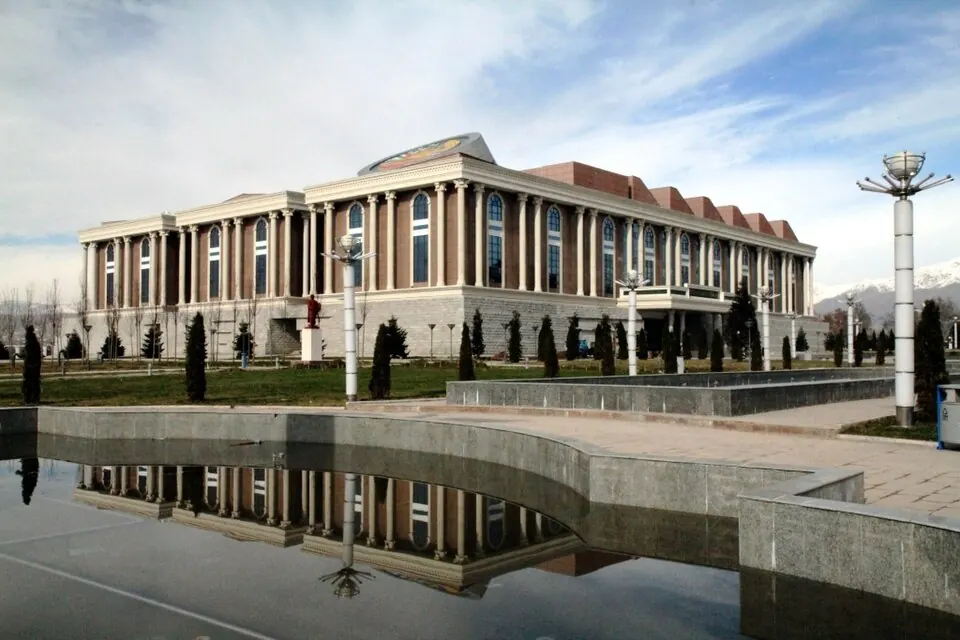 Das moderne Gebäude des Nationalmuseums Tadschikistans in Duschanbe