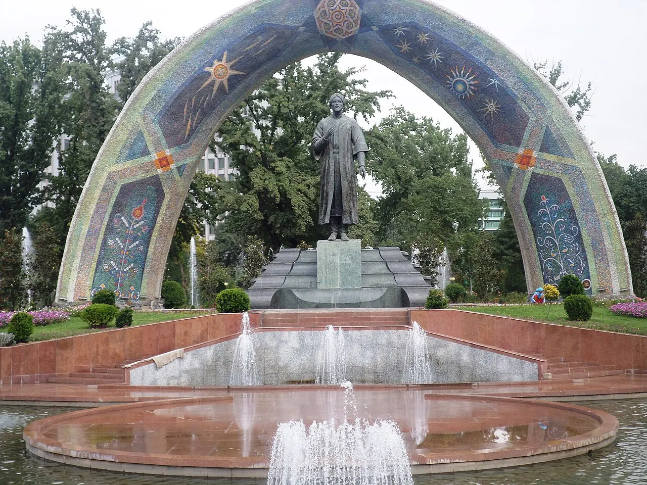 Das Rudaki-Denkmal und gestaltete Wege im Rudaki-Park, Duschanbe