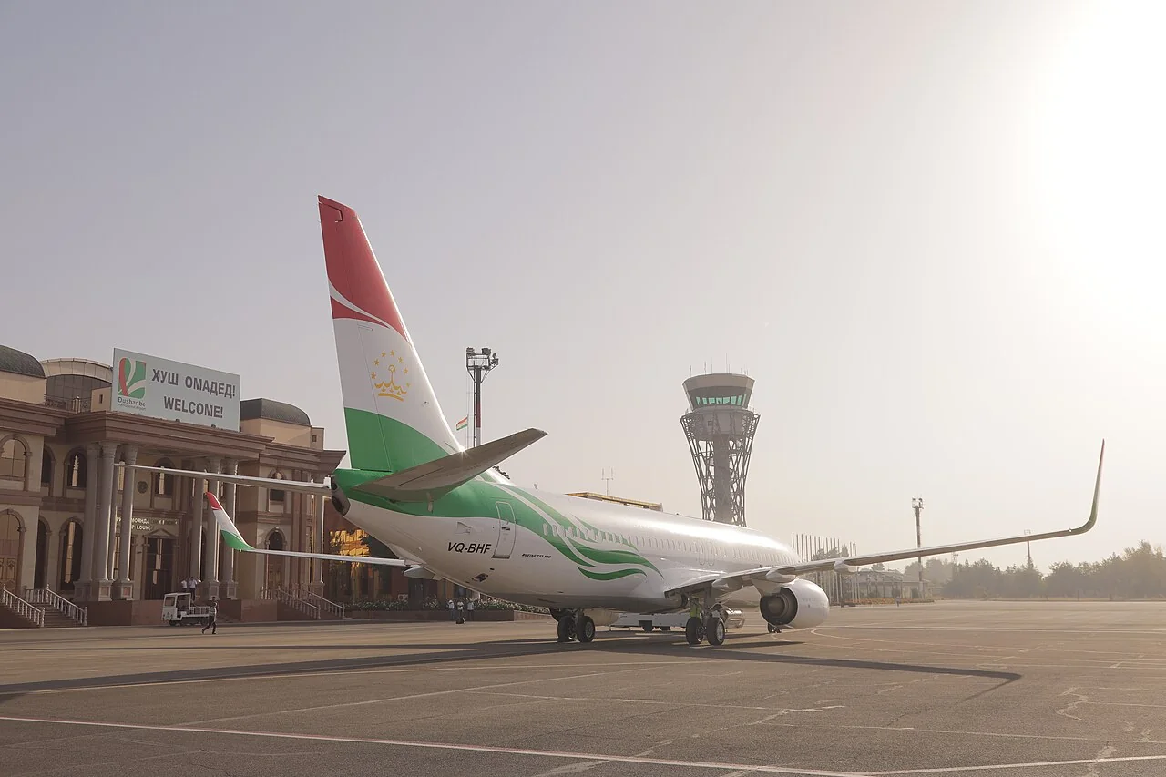 Ein Flugzeug der Somon Air neben Terminal und Kontrollturm am Internationalen Flughafen Duschanbe