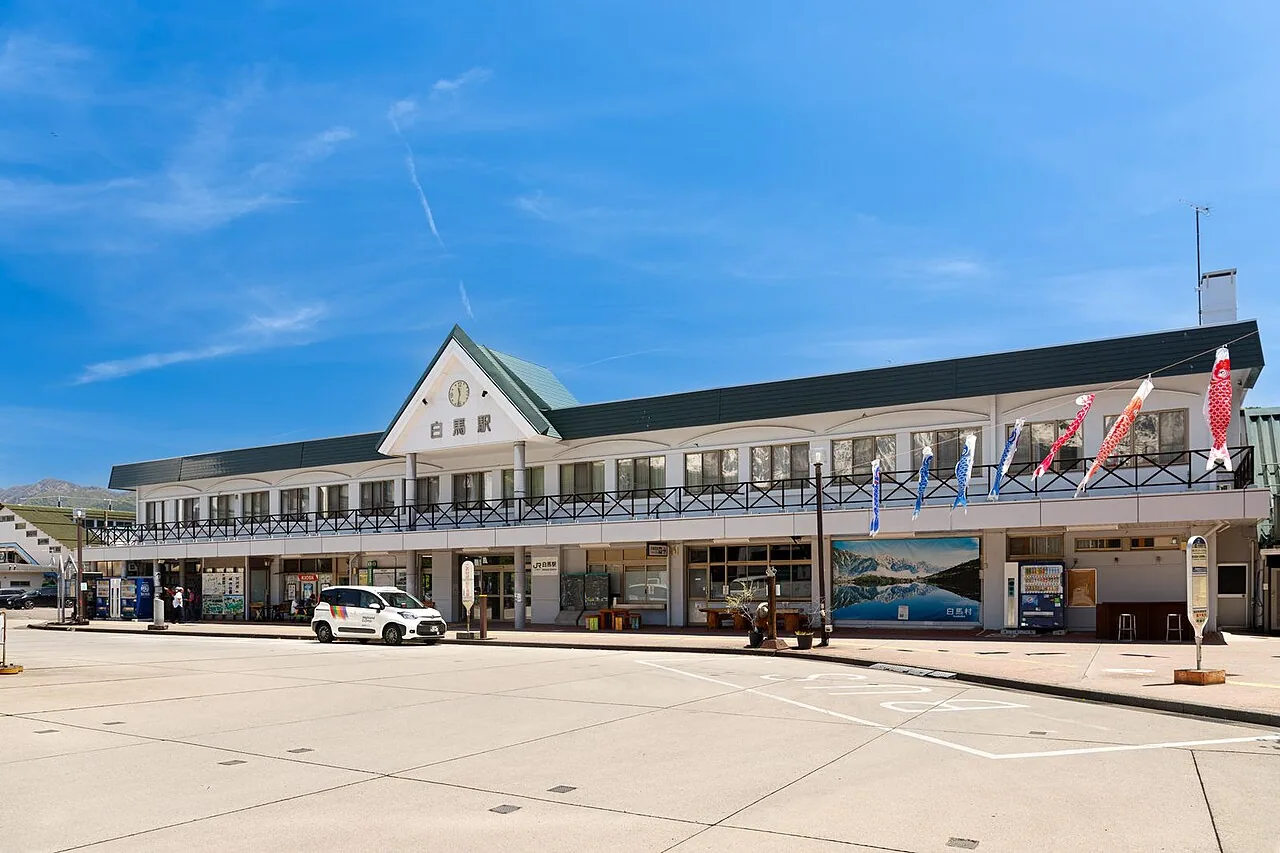 Straße und Bahnhofsvorplatz am Bahnhof Hakuba