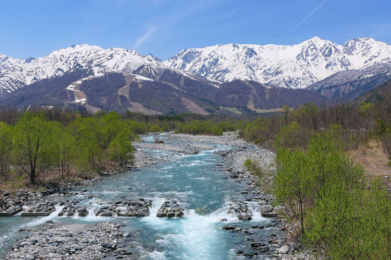Fluss Matsukawa und die Siedlung im Tal von Hakuba