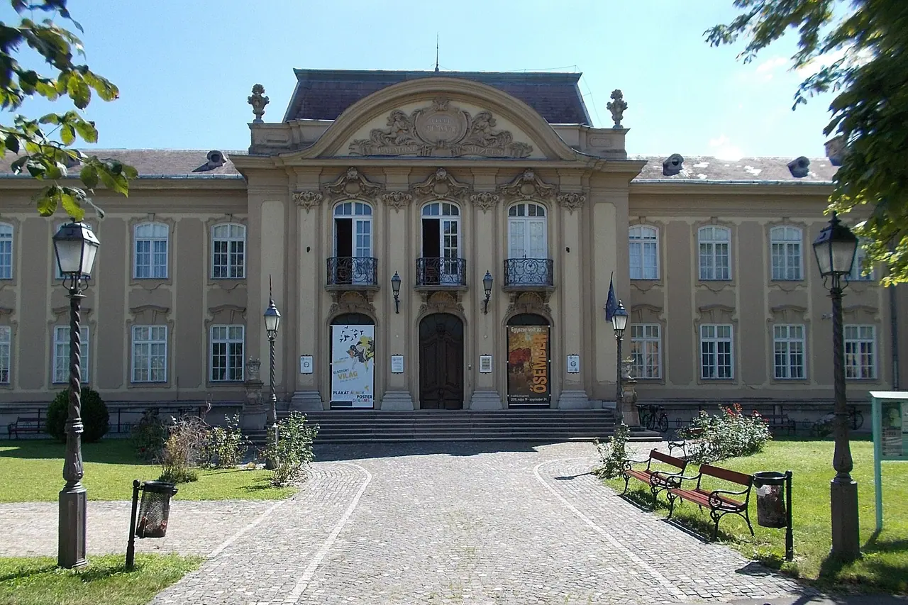 Die Außenansicht des Balaton-Museums in Keszthely