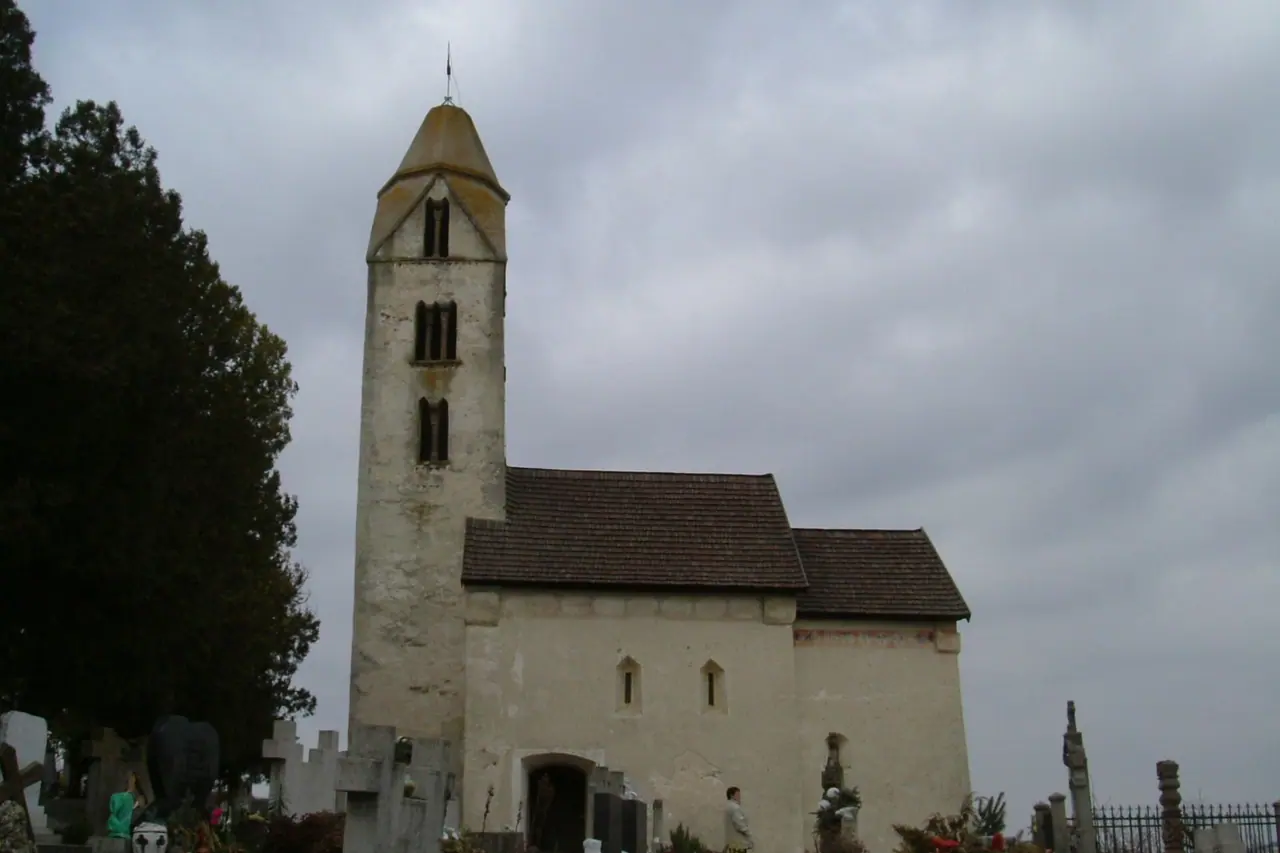 Die mittelalterliche Kirche von Egregy auf ihrem Friedhof am Hang