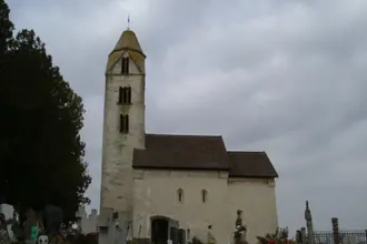Die mittelalterliche Kirche von Egregy auf ihrem Friedhof am Hang