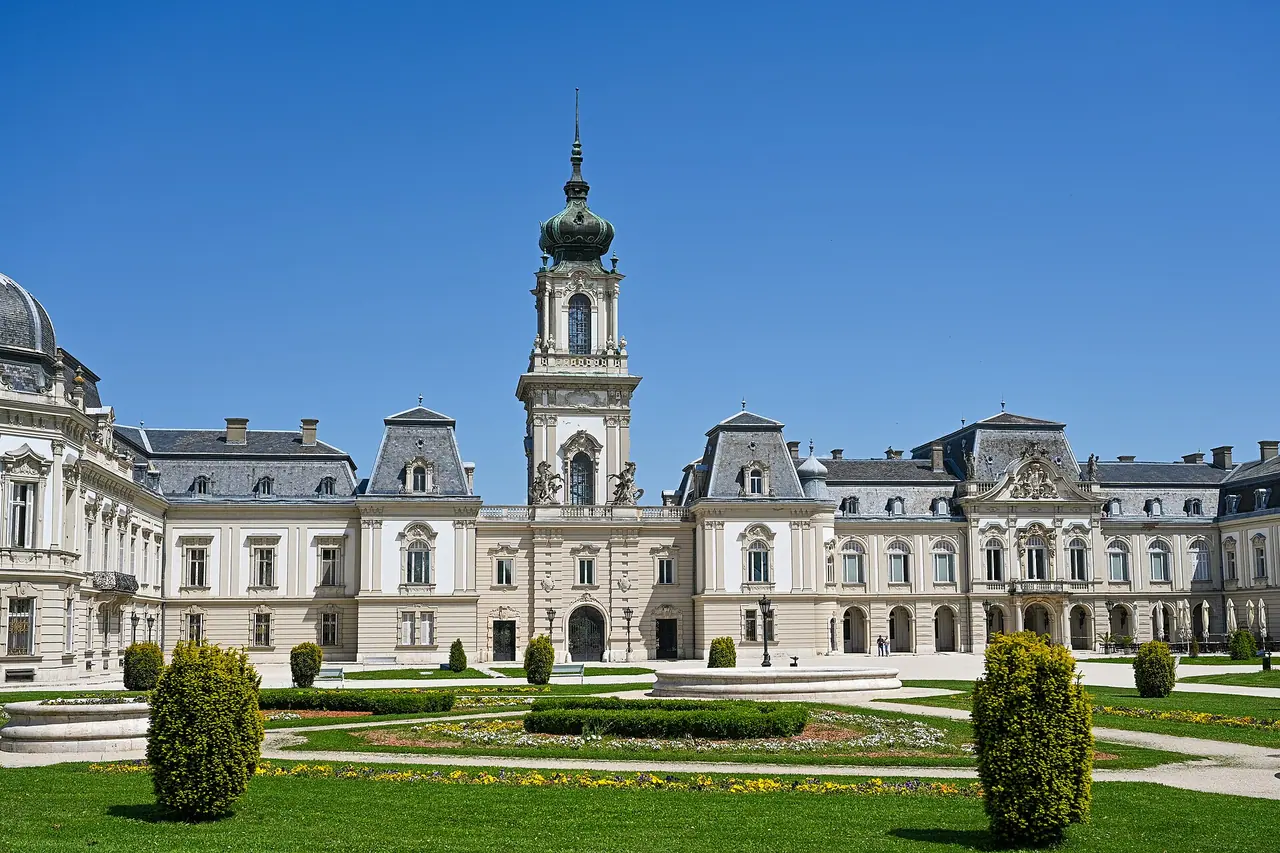 Die Hauptfassade des Schlosses Festetics in Keszthely