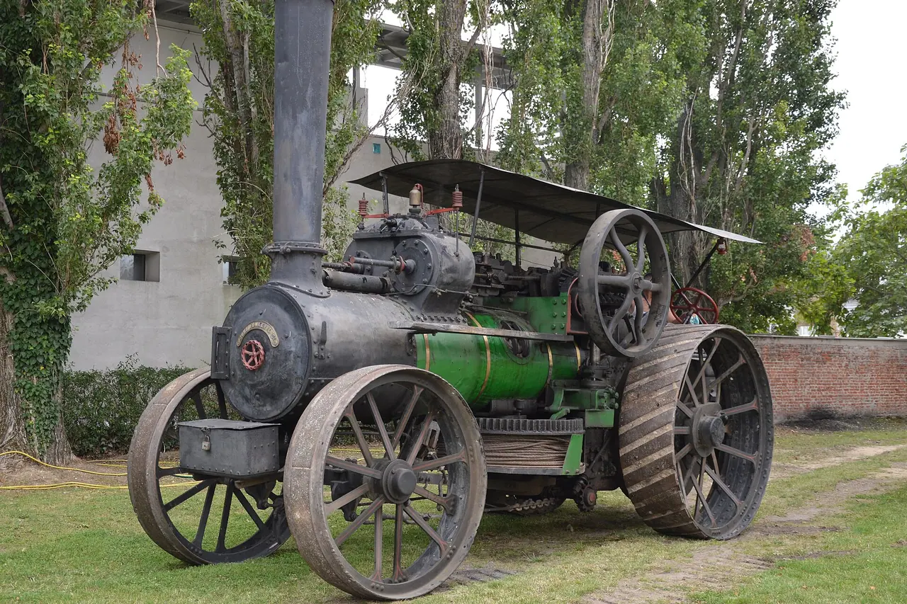 Eine historische Dampfpflugmaschine in der Sammlung des Georgikon-Gutshofmuseums
