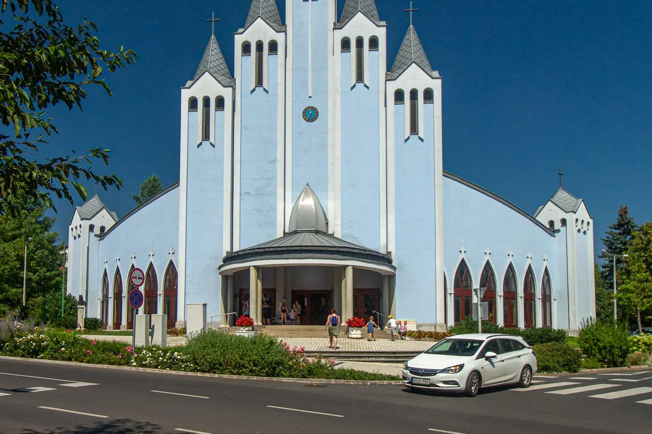 Die blaue Fassade und die Türme der Heilig-Geist-Kirche in Hévíz