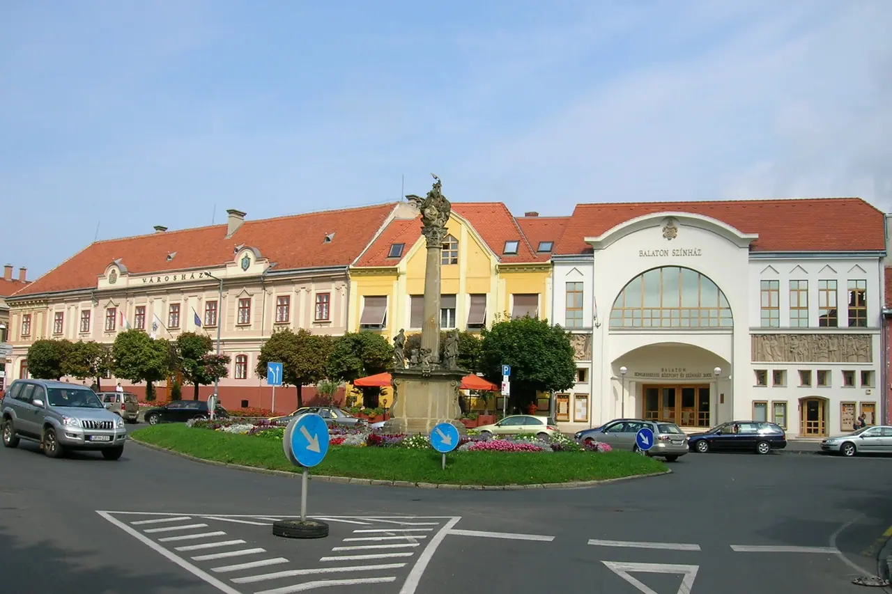 Der Hauptplatz von Keszthely mit den umliegenden historischen Gebäuden