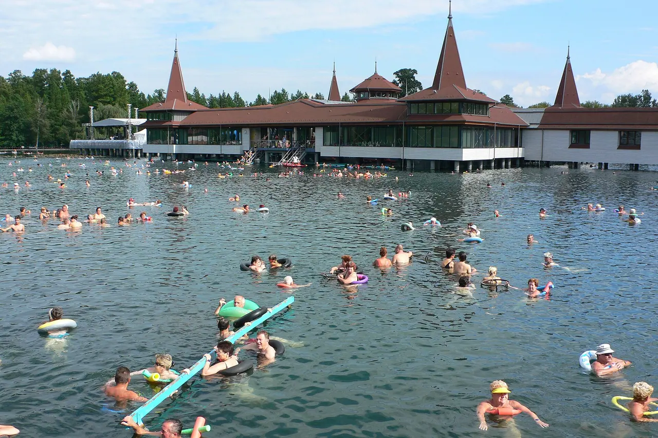 Der Thermalsee von Hévíz mit seinen Badegebäuden, über das Wasser gesehen