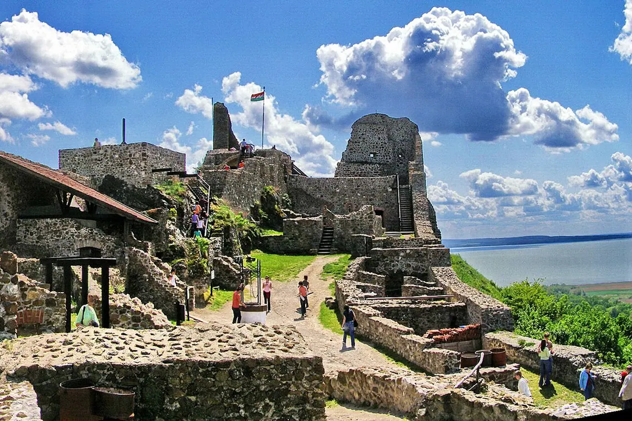 Die Mauern der Burg Szigliget mit dem Plattensee im Hintergrund