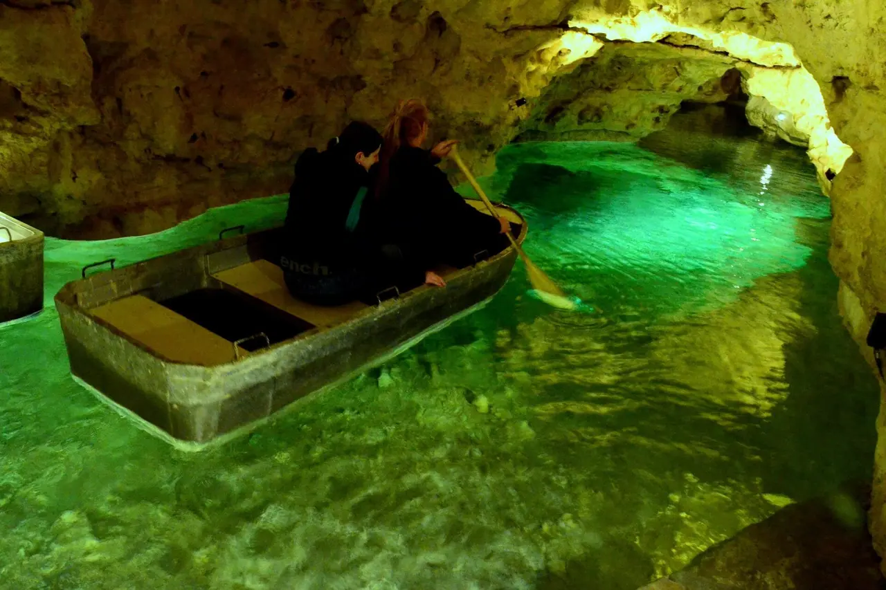 Boote im beleuchteten unterirdischen See der Höhle von Tapolca