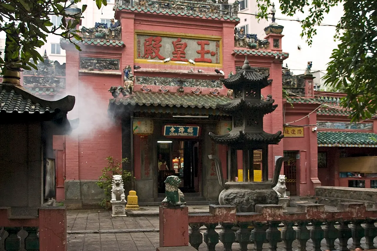 The red entrance and carved roof details of Jade Emperor Pagoda