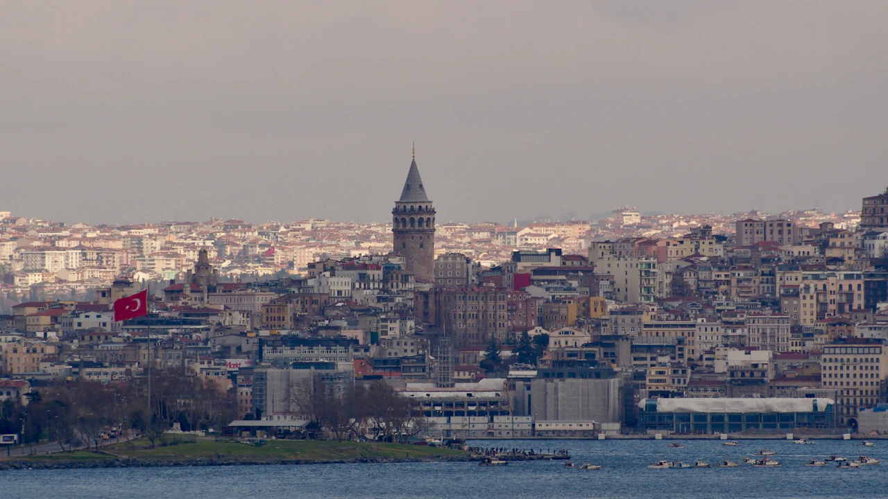Galatatoren die boven de gebouwen aan het water aan de Europese kust van Istanbul uitsteekt