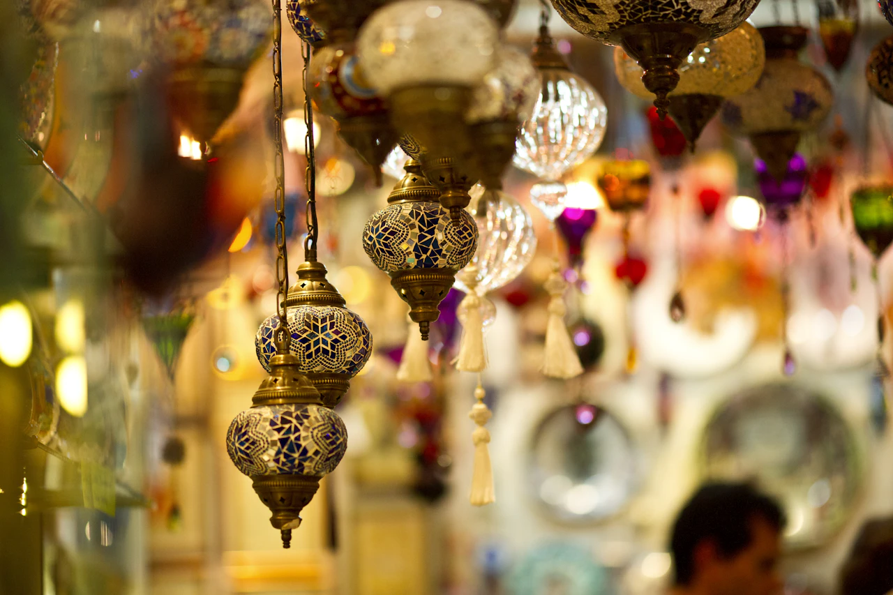Decoratieve mozaïeklampen hangend in een winkel op de Grote Bazaar van Istanbul