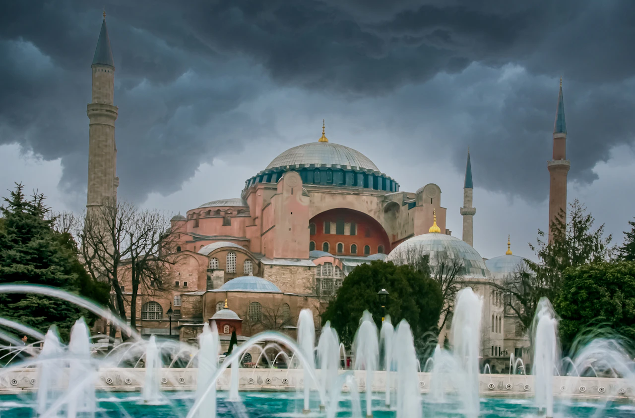 Hagia Sophia en haar minaretten achter de fontein in Sultanahmet