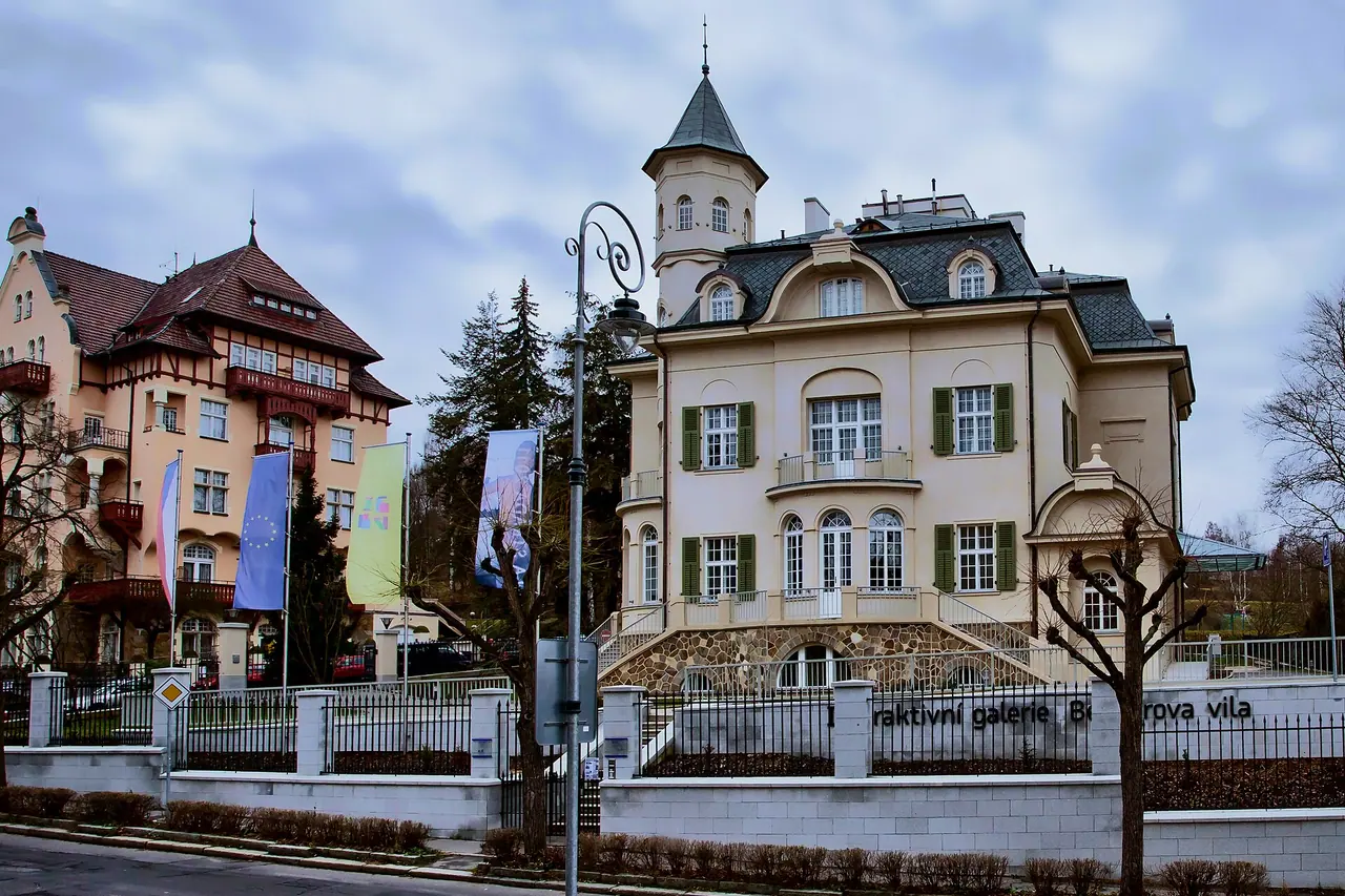 Die Becher-Villa mit ihrem Wohngarten