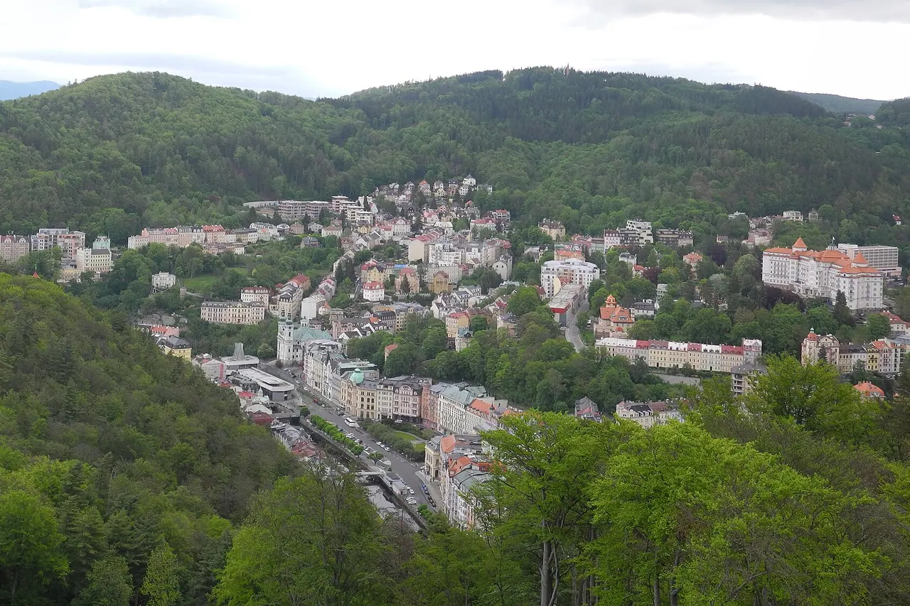 Karlsbad und sein Kurtal vom Aussichtsturm Diana aus gesehen