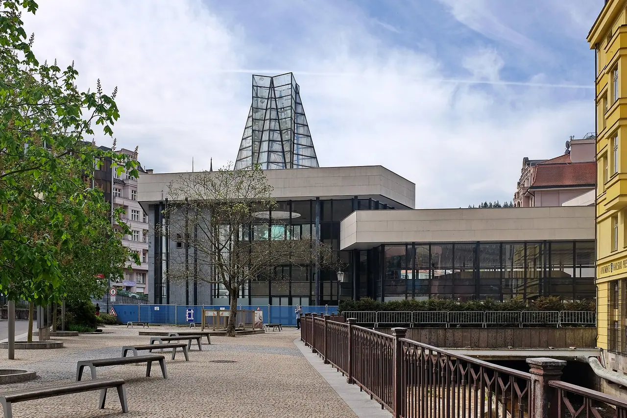 Die moderne Sprudelkolonnade in Karlsbad