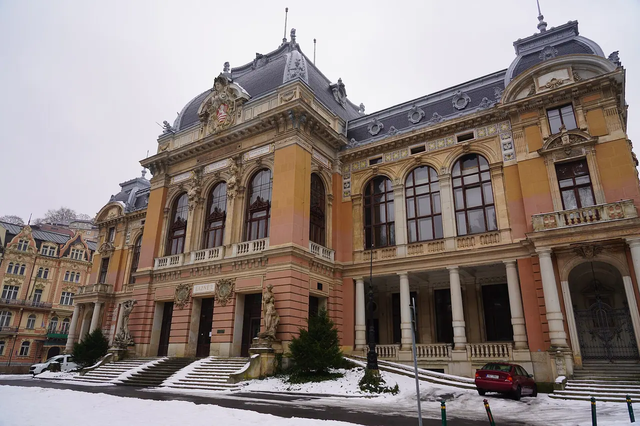 Die reich verzierte Fassade des Kaiserbads in Karlsbad