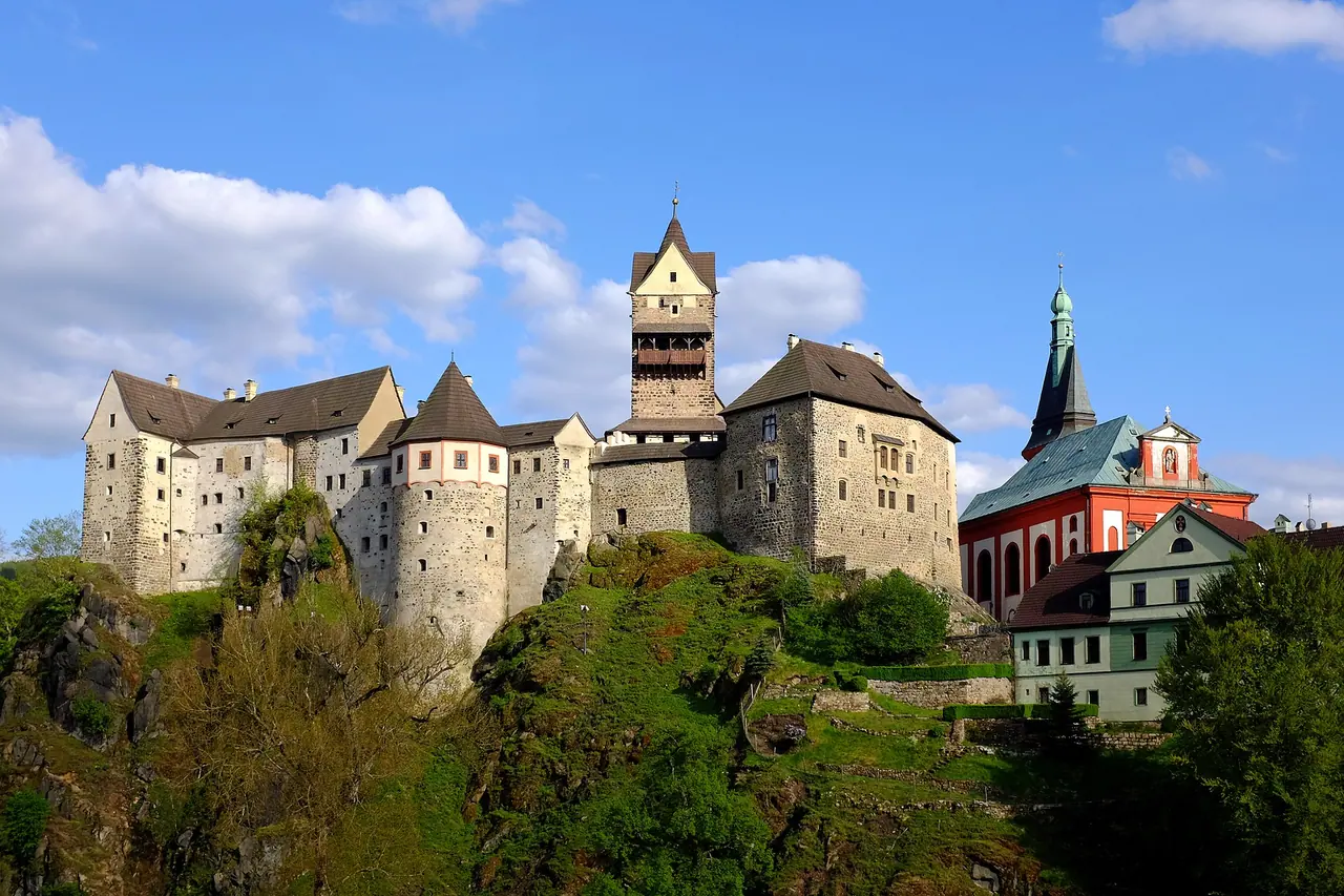 Die Burg Loket über den Dächern des Städtchens