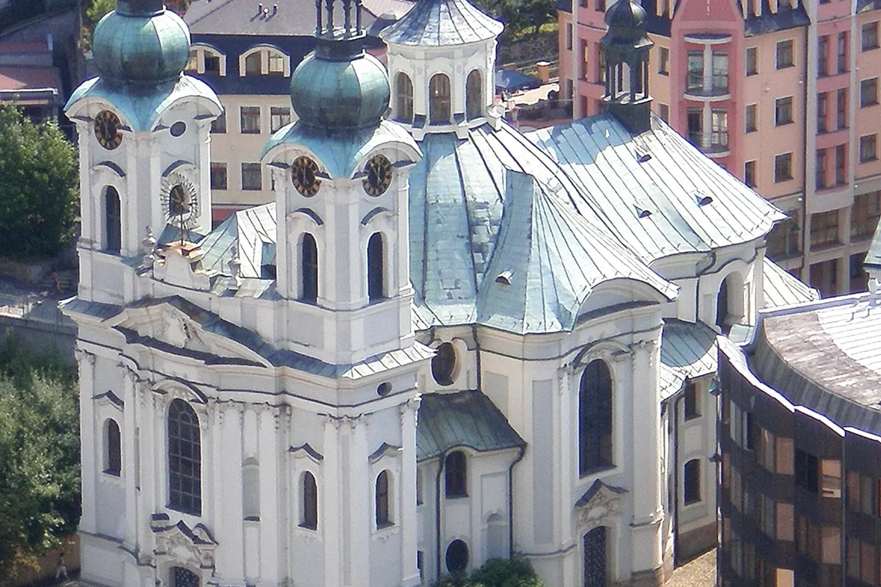Die beiden Türme der Kirche St. Maria Magdalena über den Dächern der Stadt