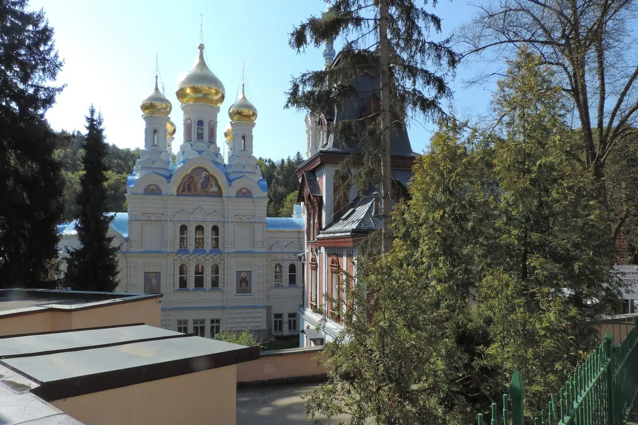 Goldene Kuppeln der Kirche St. Peter und Paul in Karlsbad