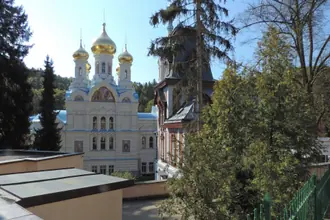 Goldene Kuppeln der Kirche St. Peter und Paul in Karlsbad