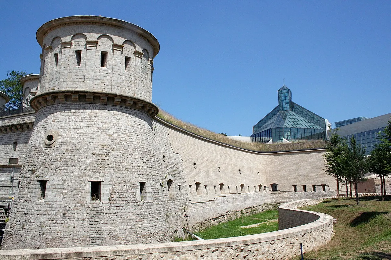 Mudam’s glass pavilion beside the historic walls of Fort Thungen in Luxembourg City