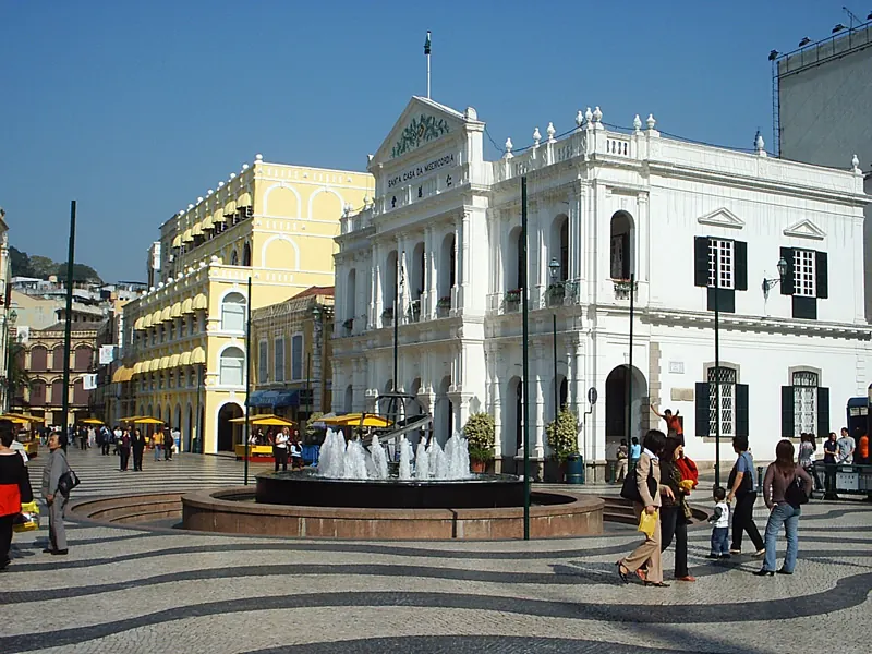 Wave-patterned paving and civic facades in Senado Square