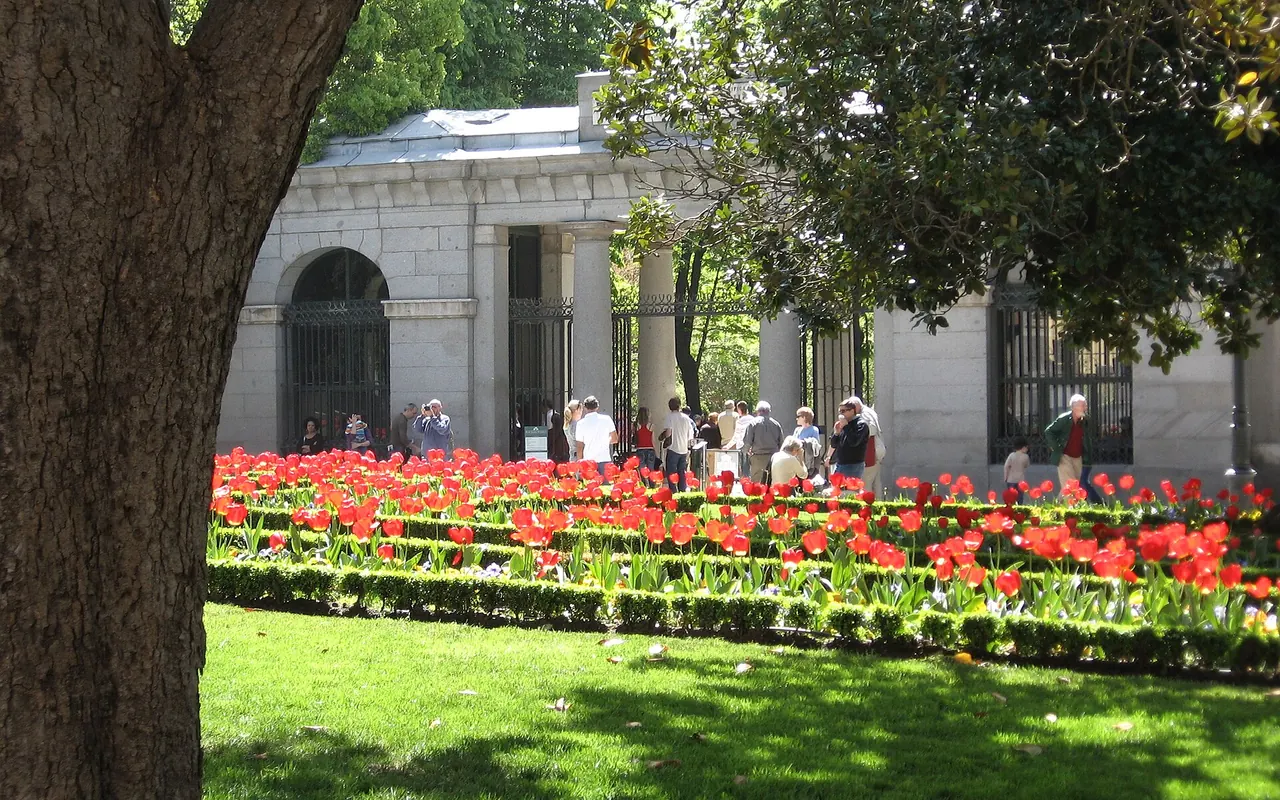 Flowers and visitors near the Murillo entrance of Madrid's Royal Botanical Garden