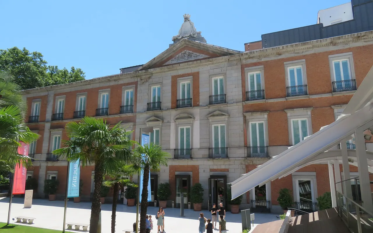 The Thyssen-Bornemisza Museum's palace facade and courtyard entrance