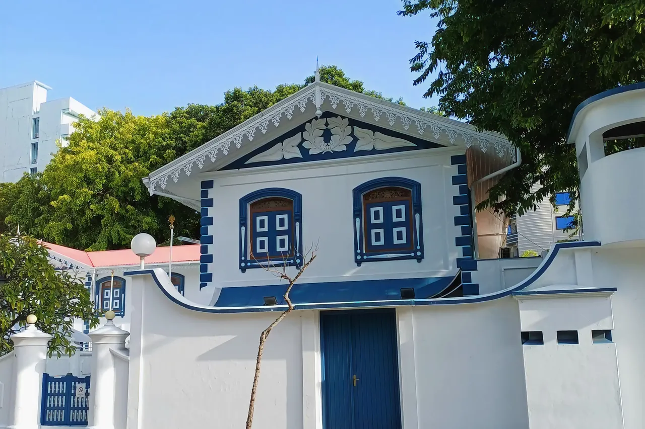The white street-side enclosure and entrance of Medhu Ziyaaraiy