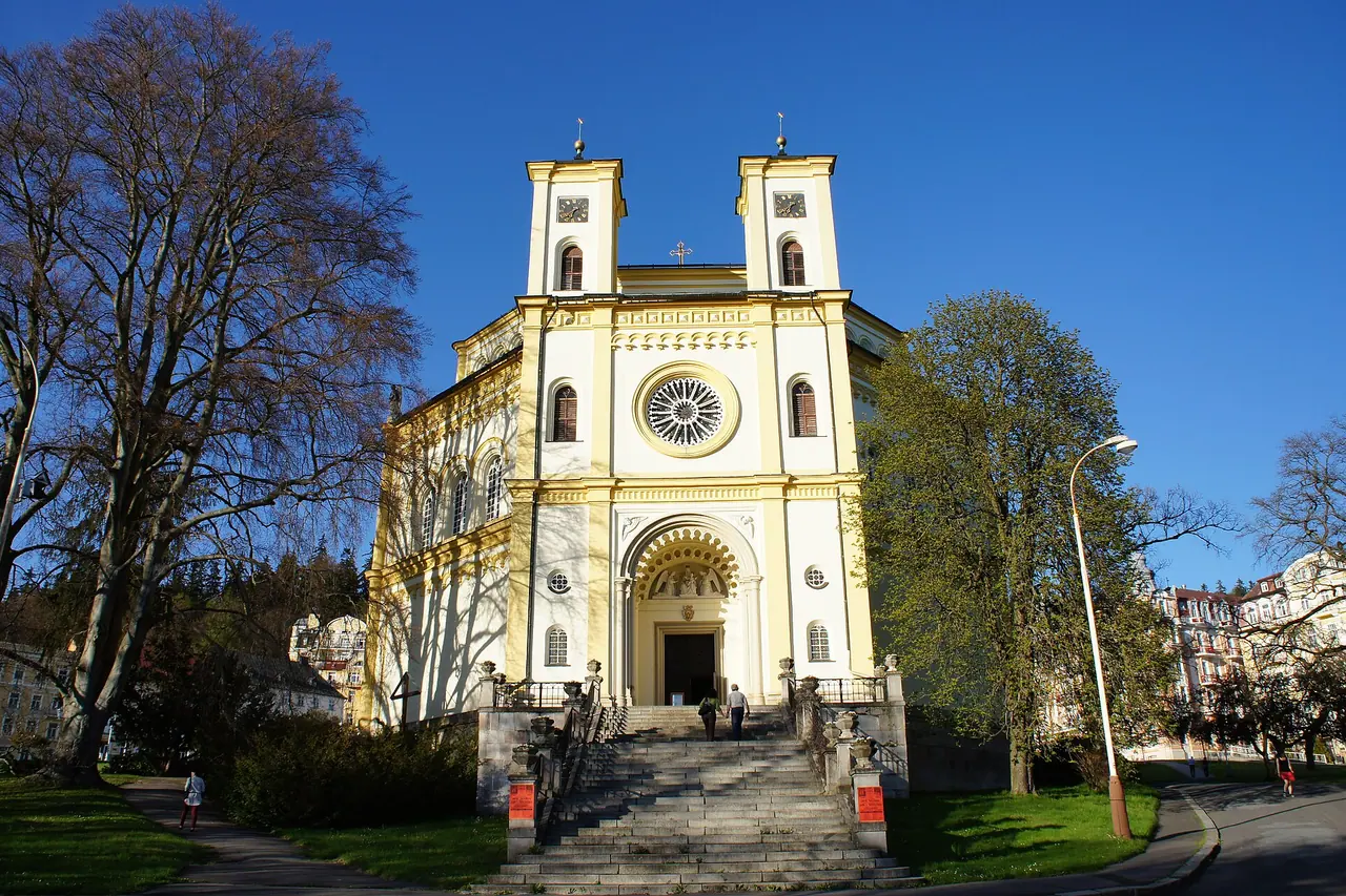 Die Fassade und die Eingangstreppe der Kirche Mariä Himmelfahrt