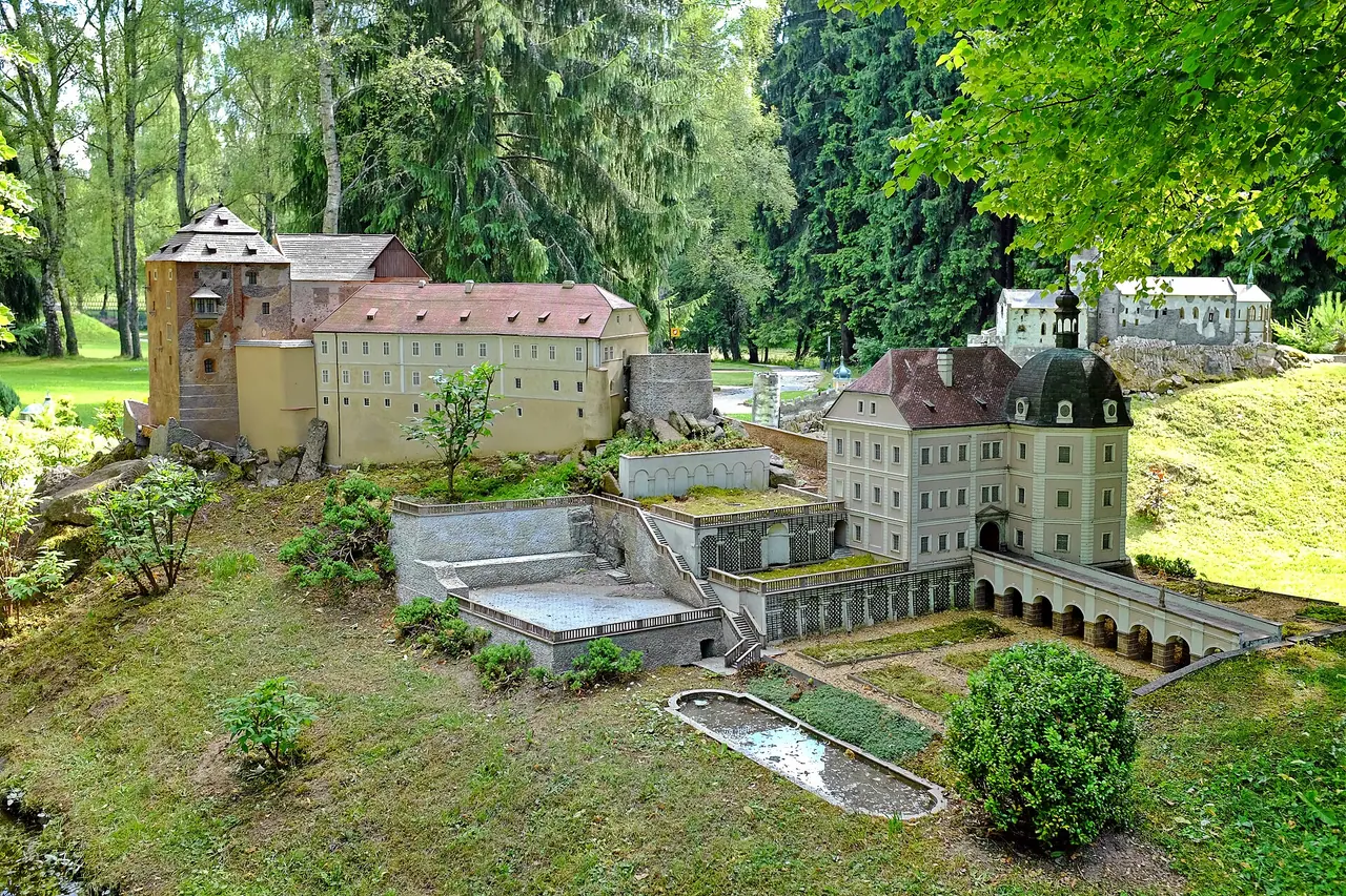 Eine Miniaturburg im Modellpark Boheminium unter freiem Himmel