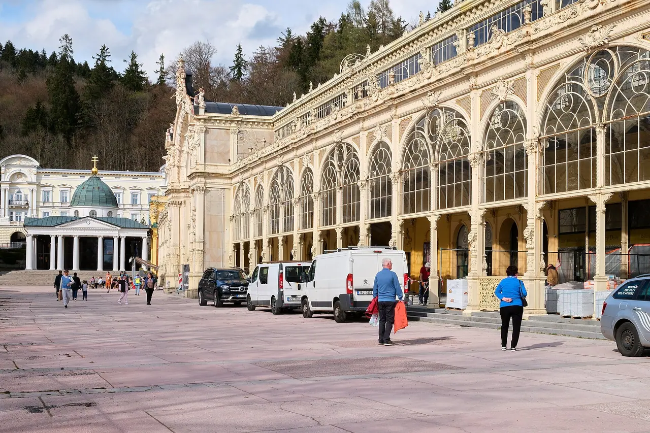 Die lange Kurkolonnade und Promenade in Marienbad