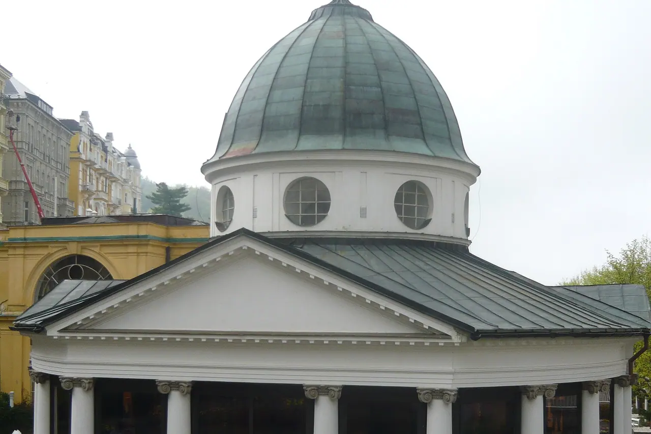 Der Kuppelpavillon und die Säulen des Kreuzbrunnens