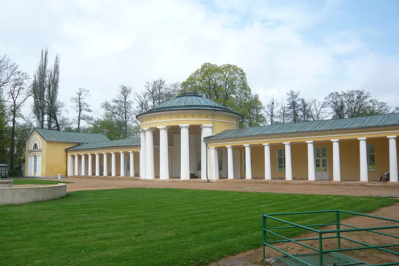 Die gelb-weiße Kolonnade des Ferdinandbrunnens neben den Parkwiesen