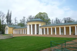 Park çimenlerinin yanındaki sarı-beyaz Ferdinand Kaynağı kolonatı