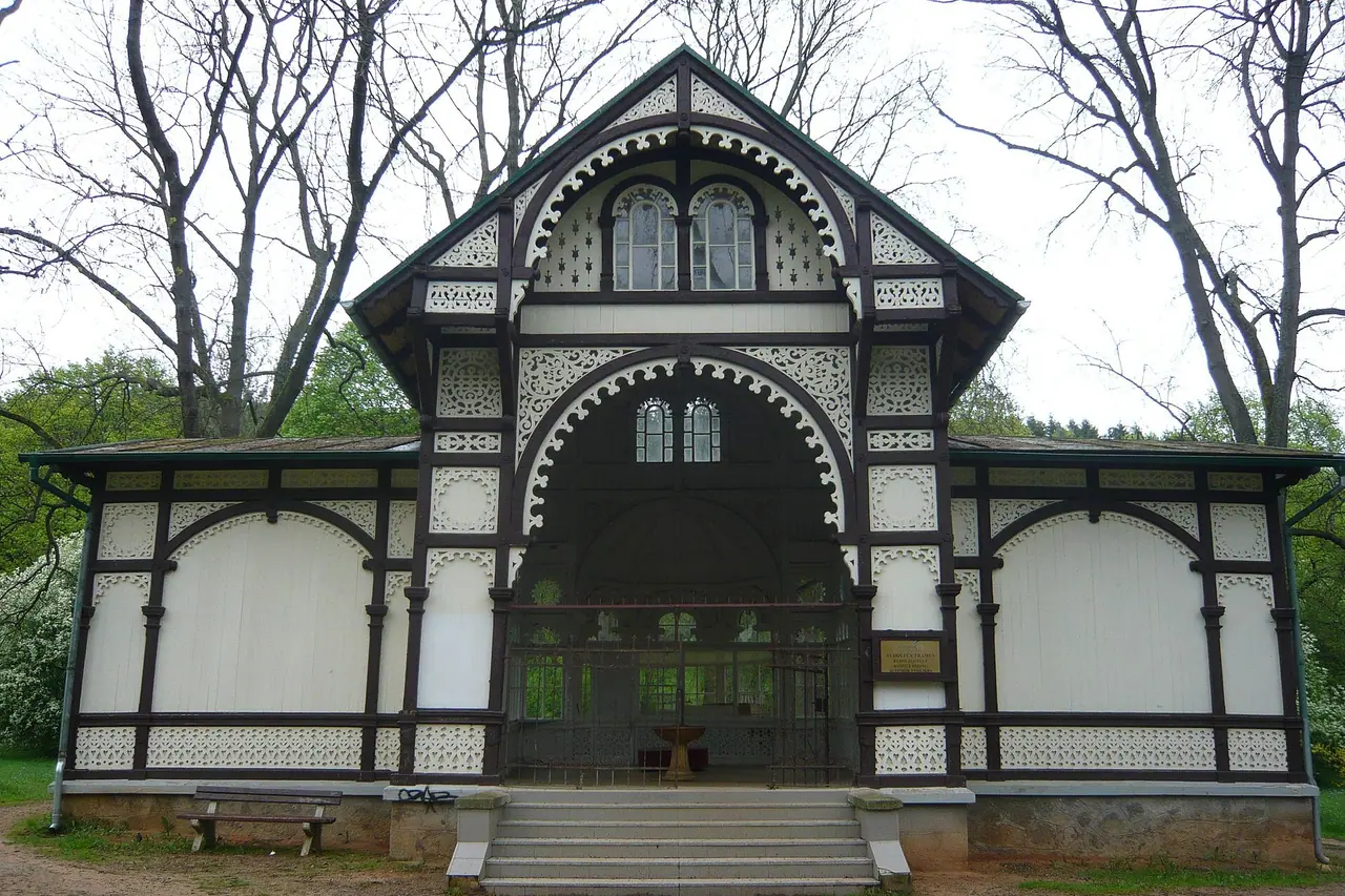 Der Holzpavillon der Rudolfsquelle in Úšovice