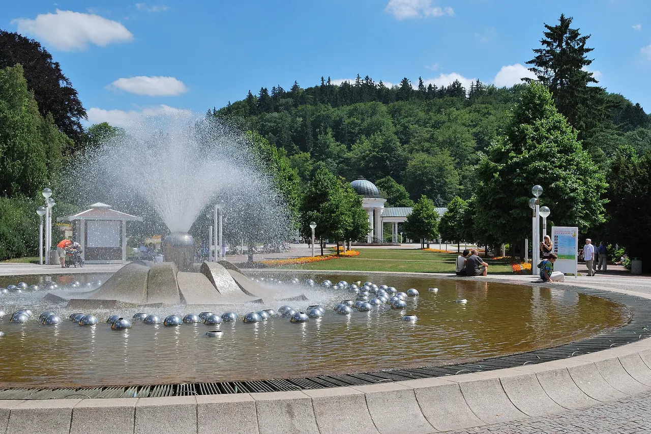 Wasserstrahlen im Becken der Singenden Fontäne in Marienbad