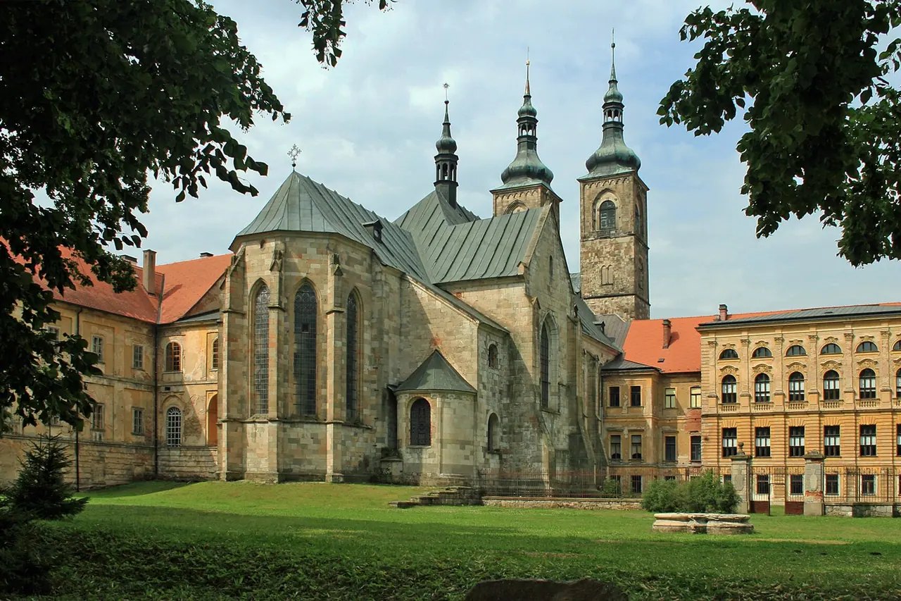 Die Kirchtürme und Gebäude des Stifts Tepl